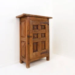 Armoire rustique en bois avec porte à panneau sculpté et ferrures en fer - Espagne, début XIXe siècle