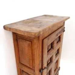 Armoire rustique en bois avec porte à panneau sculpté et ferrures en fer - Espagne, début XIXe siècle
