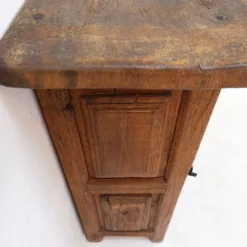 Armoire rustique en bois avec porte à panneau sculpté et ferrures en fer - Espagne, début XIXe siècle