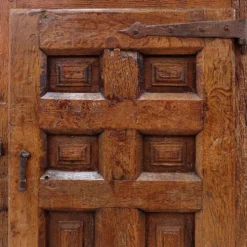 Armoire rustique en bois avec porte à panneau sculpté et ferrures en fer - Espagne, début XIXe siècle