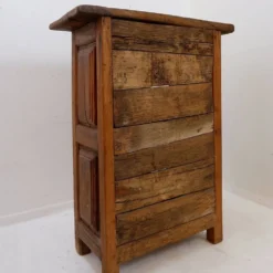 Armoire rustique en bois avec porte à panneau sculpté et ferrures en fer - Espagne, début XIXe siècle