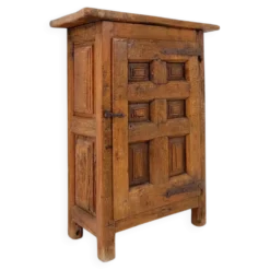 Armoire rustique en bois avec porte à panneau sculpté et ferrures en fer - Espagne, début XIXe siècle
