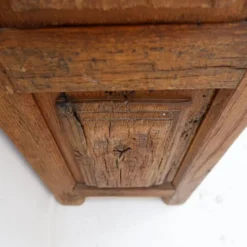 Armoire rustique en bois avec porte à panneau sculpté et ferrures en fer - Espagne, début XIXe siècle