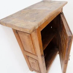 Armoire rustique en bois avec porte à panneau sculpté et ferrures en fer - Espagne, début XIXe siècle