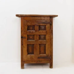 Armoire rustique en bois avec porte à panneau sculpté et ferrures en fer - Espagne, début XIXe siècle