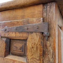 Armoire rustique en bois avec porte à panneau sculpté et ferrures en fer - Espagne, début XIXe siècle