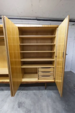 Armoire 1960 scandinave bois blond vernis atypique 4 portes 3