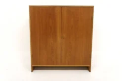 Armoire scandinave en teck, Hans J Wegner, Ry Møbler, Danemark, 1960