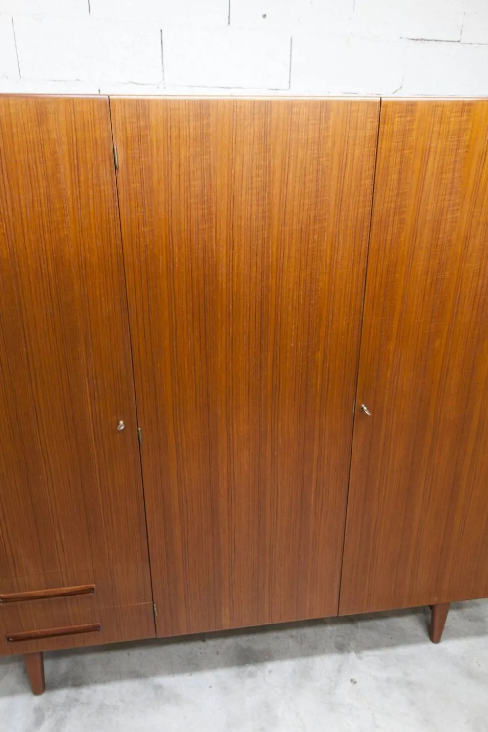Armoire scandinave en teck par Eric Grinwis Holland 3 portes 2 tiroirs 1960