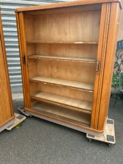 Armoire à étagères