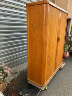 Armoire à étagères
