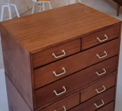 Armoire à tiroirs du milieu du siècle