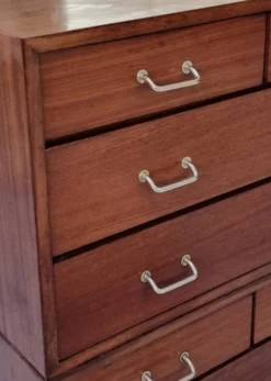 Armoire à tiroirs du milieu du siècle