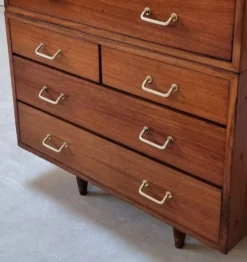 Armoire à tiroirs du milieu du siècle