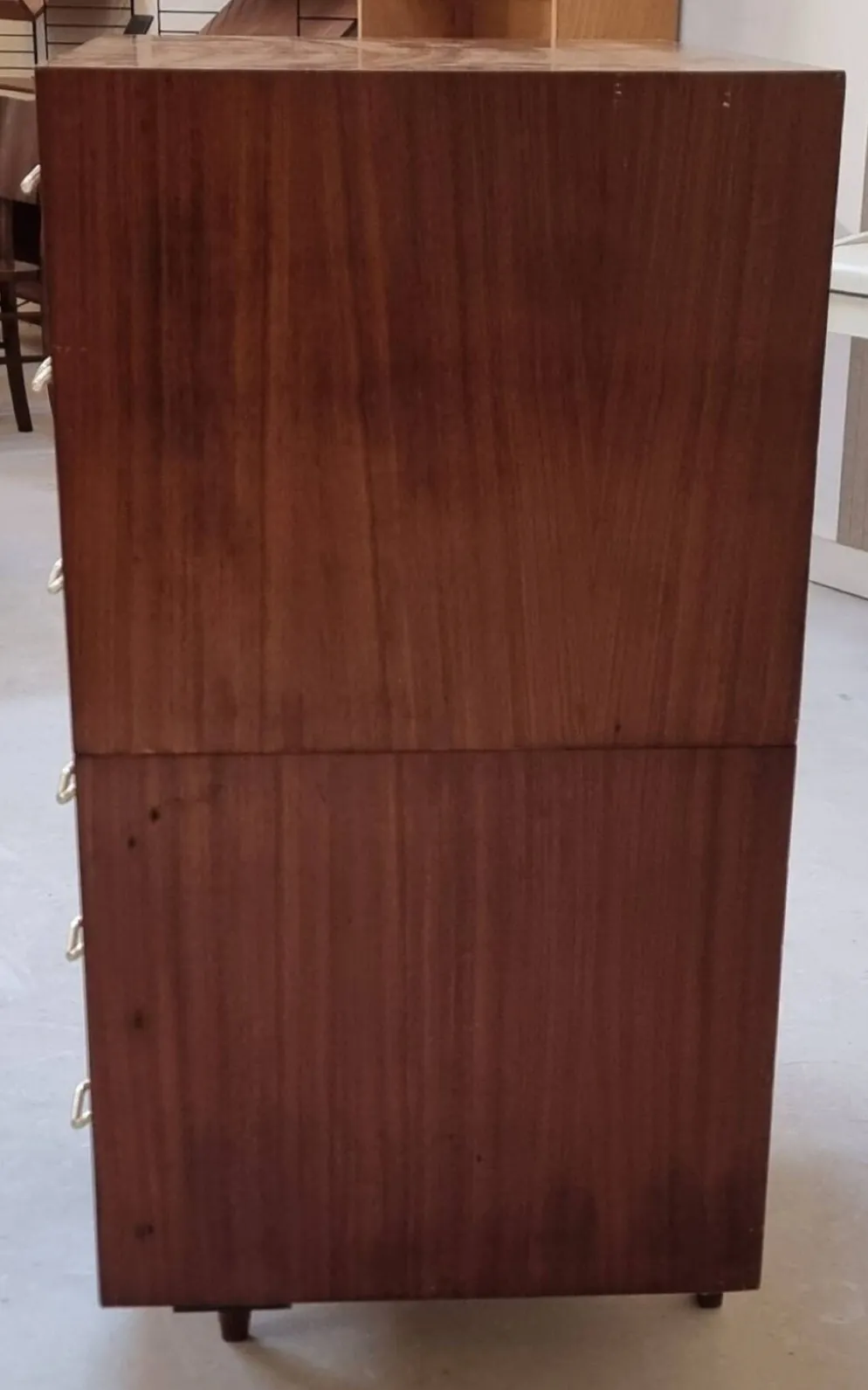 Armoire à tiroirs du milieu du siècle