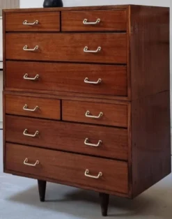 Armoire à tiroirs du milieu du siècle