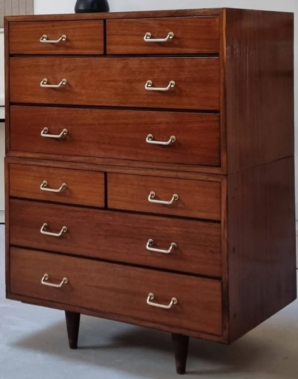 Armoire à tiroirs du milieu du siècle