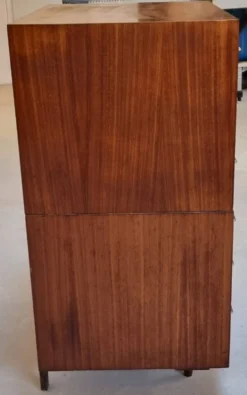 Armoire à tiroirs du milieu du siècle