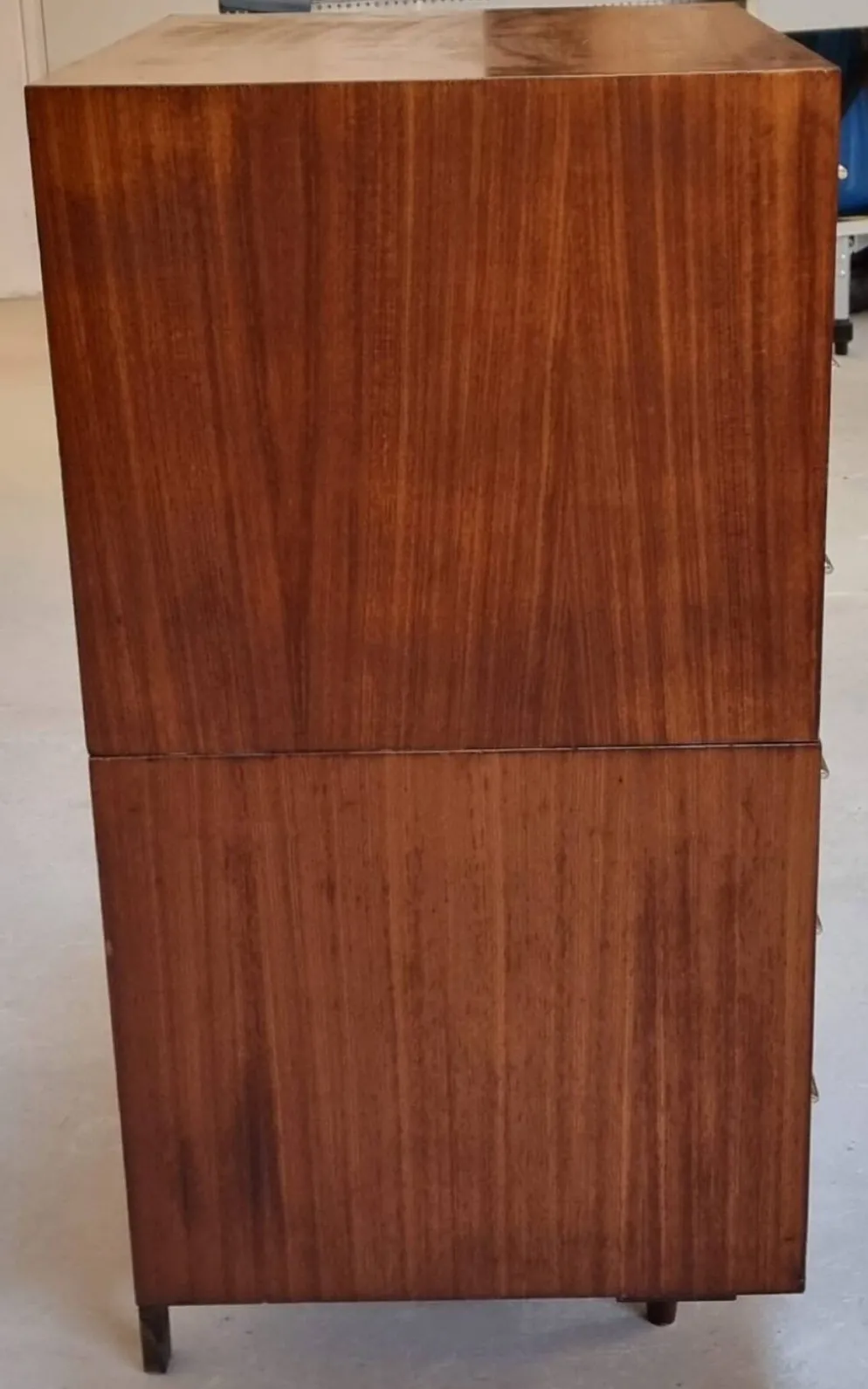 Armoire à tiroirs du milieu du siècle