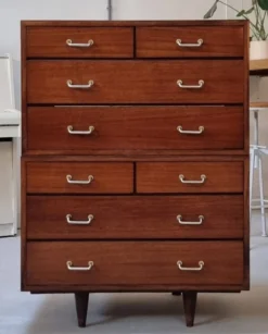 Armoire à tiroirs du milieu du siècle