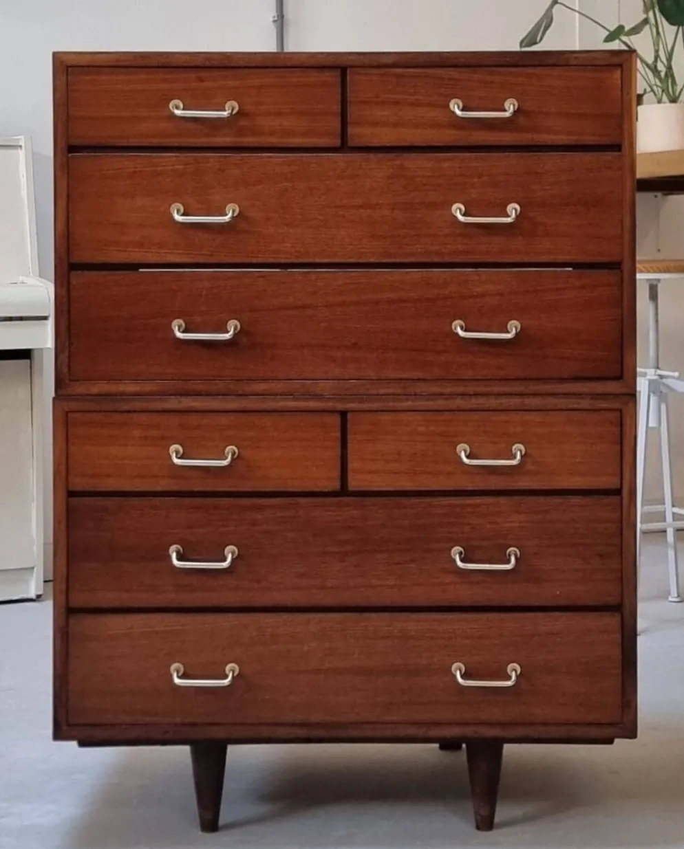 Armoire à tiroirs du milieu du siècle