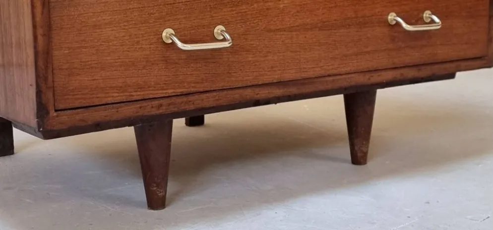 Armoire à tiroirs du milieu du siècle