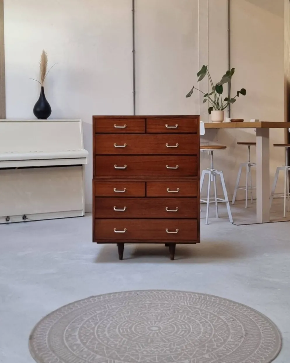Armoire à tiroirs du milieu du siècle