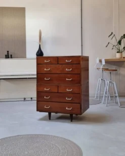 Armoire à tiroirs du milieu du siècle