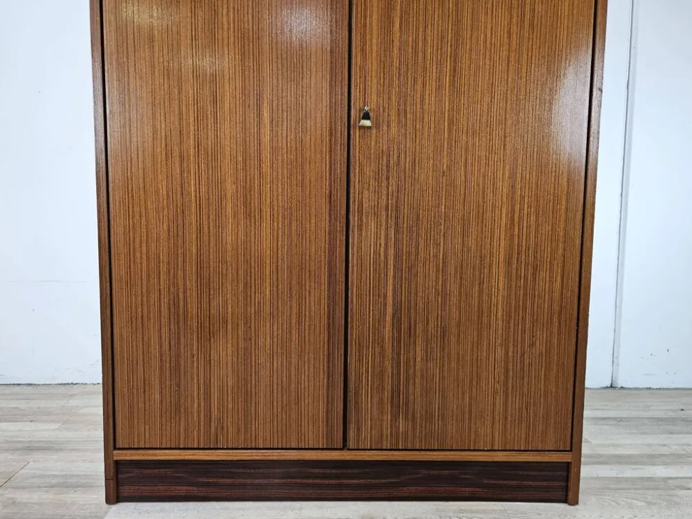 Armoire vintage des années 1960 à deux portes