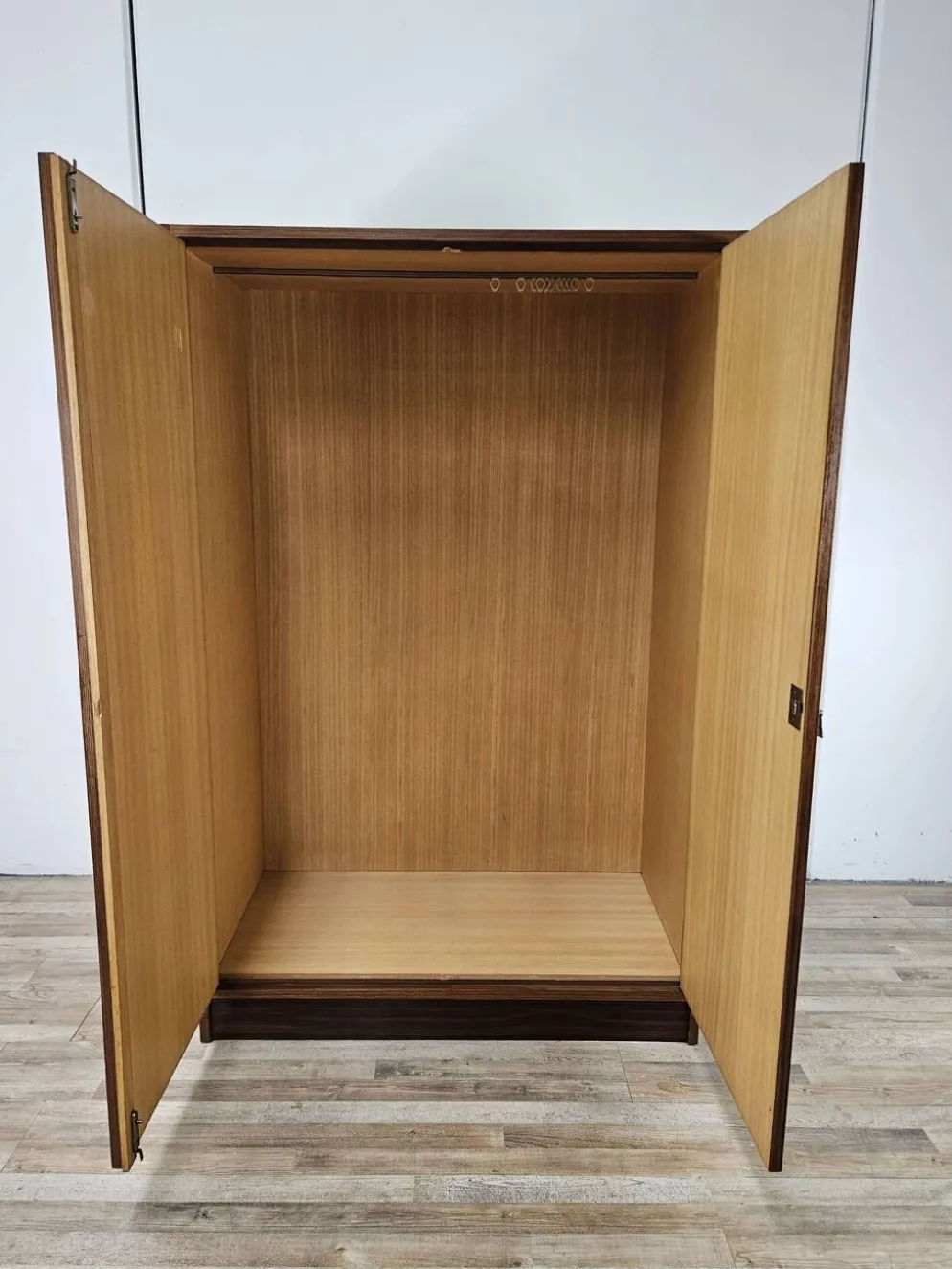 Armoire vintage des années 1960 à deux portes