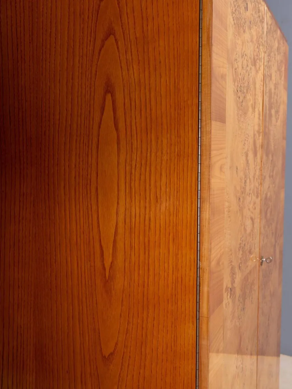 Armoire vintage du milieu du siècle, placage en bois de noyer, Tchécoslovaquie, 176 × 116 × 58 cm