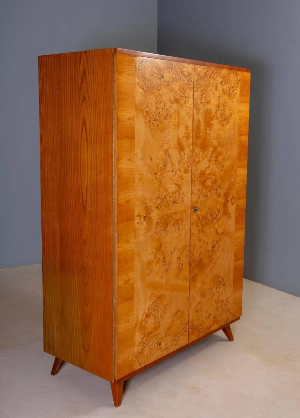 Armoire vintage du milieu du siècle, placage en bois de noyer, Tchécoslovaquie, 176 × 116 × 58 cm