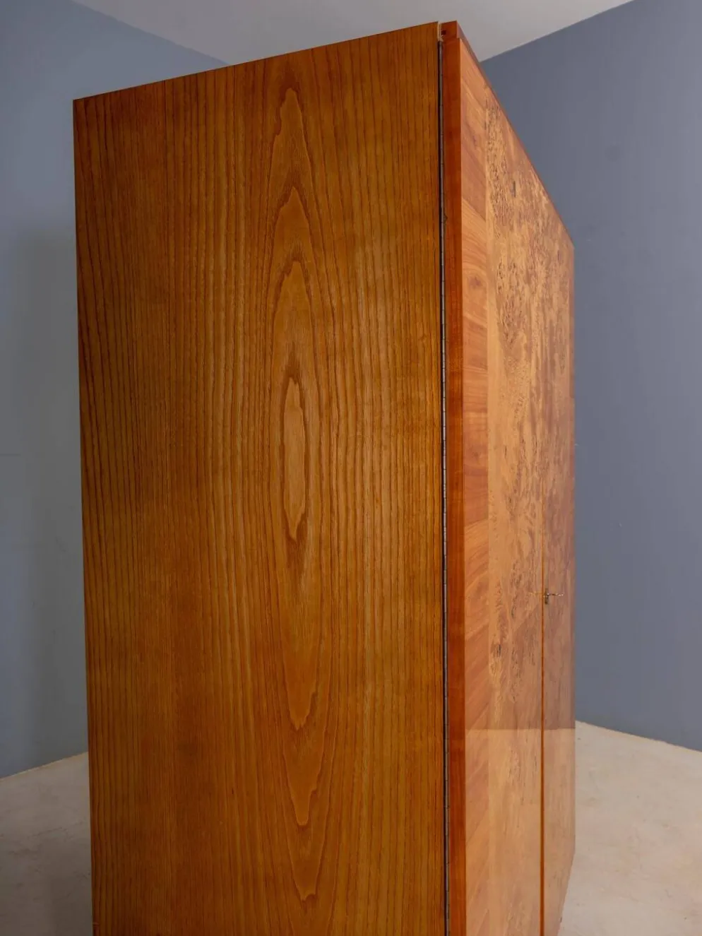 Armoire vintage du milieu du siècle, placage en bois de noyer, Tchécoslovaquie, 176 × 116 × 58 cm