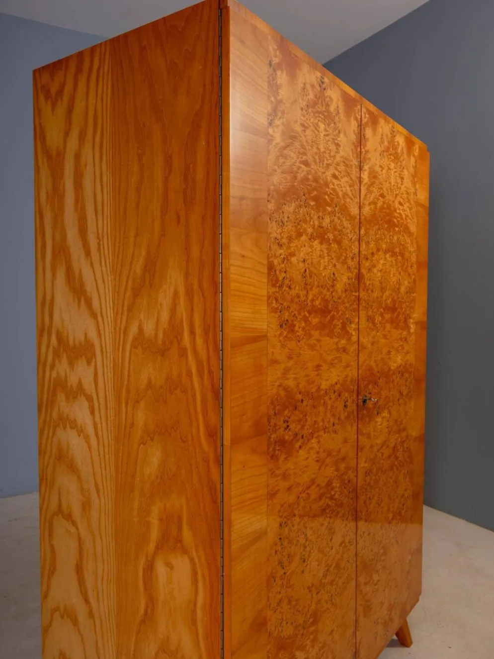 Armoire vintage du milieu du siècle, placage en bois de noyer, Tchécoslovaquie, 176 × 116 × 58 cm