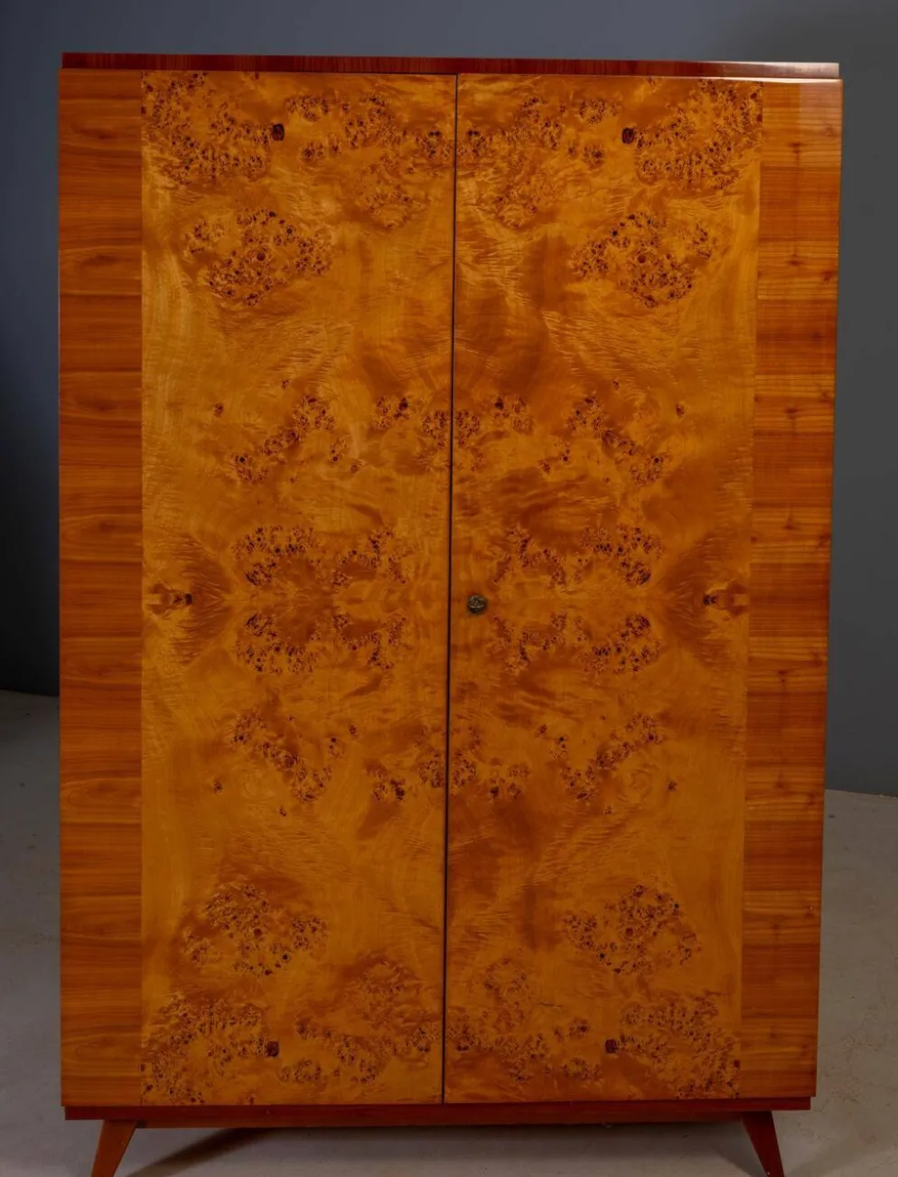 Armoire vintage du milieu du siècle, placage en bois de noyer, Tchécoslovaquie, 176 × 116 × 58 cm