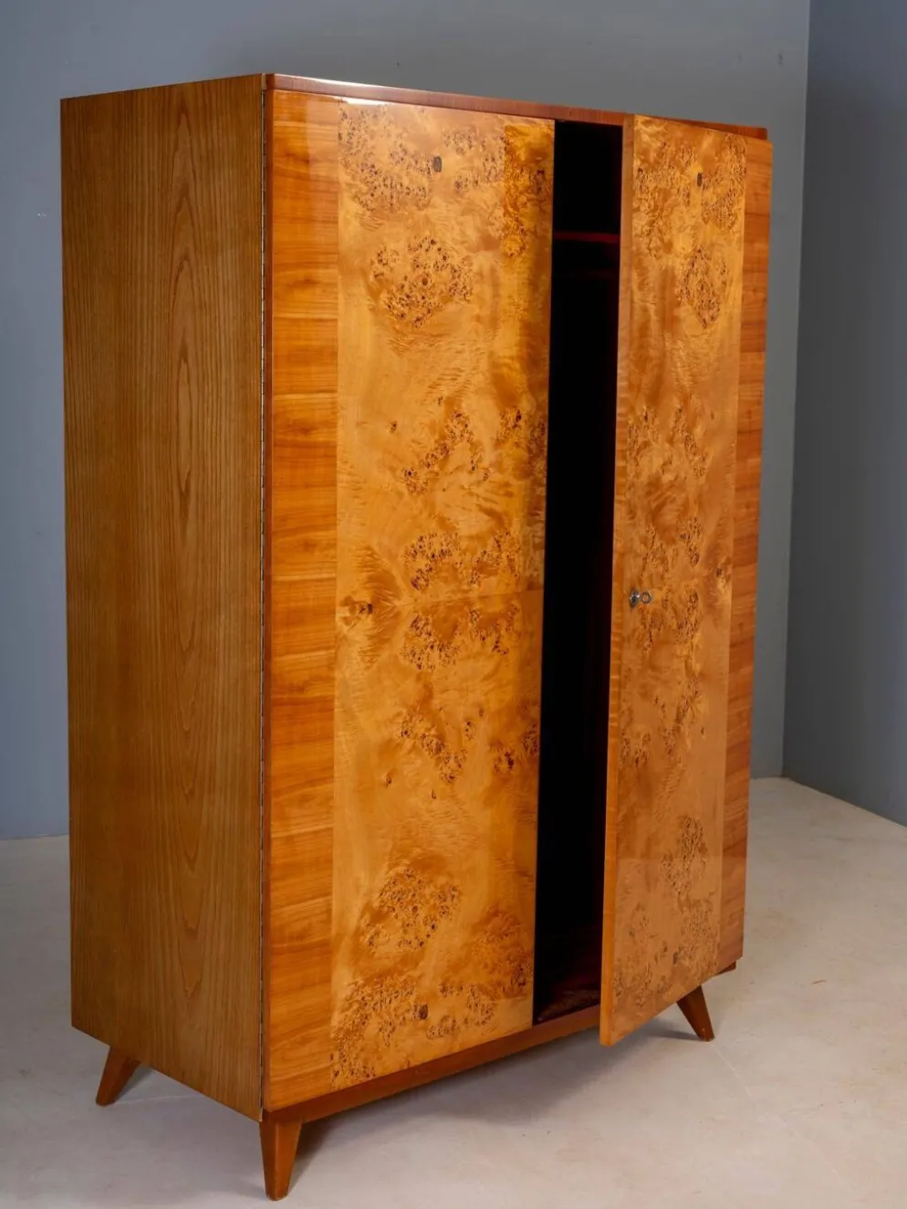 Armoire vintage du milieu du siècle, placage en bois de noyer, Tchécoslovaquie, 176 × 116 × 58 cm