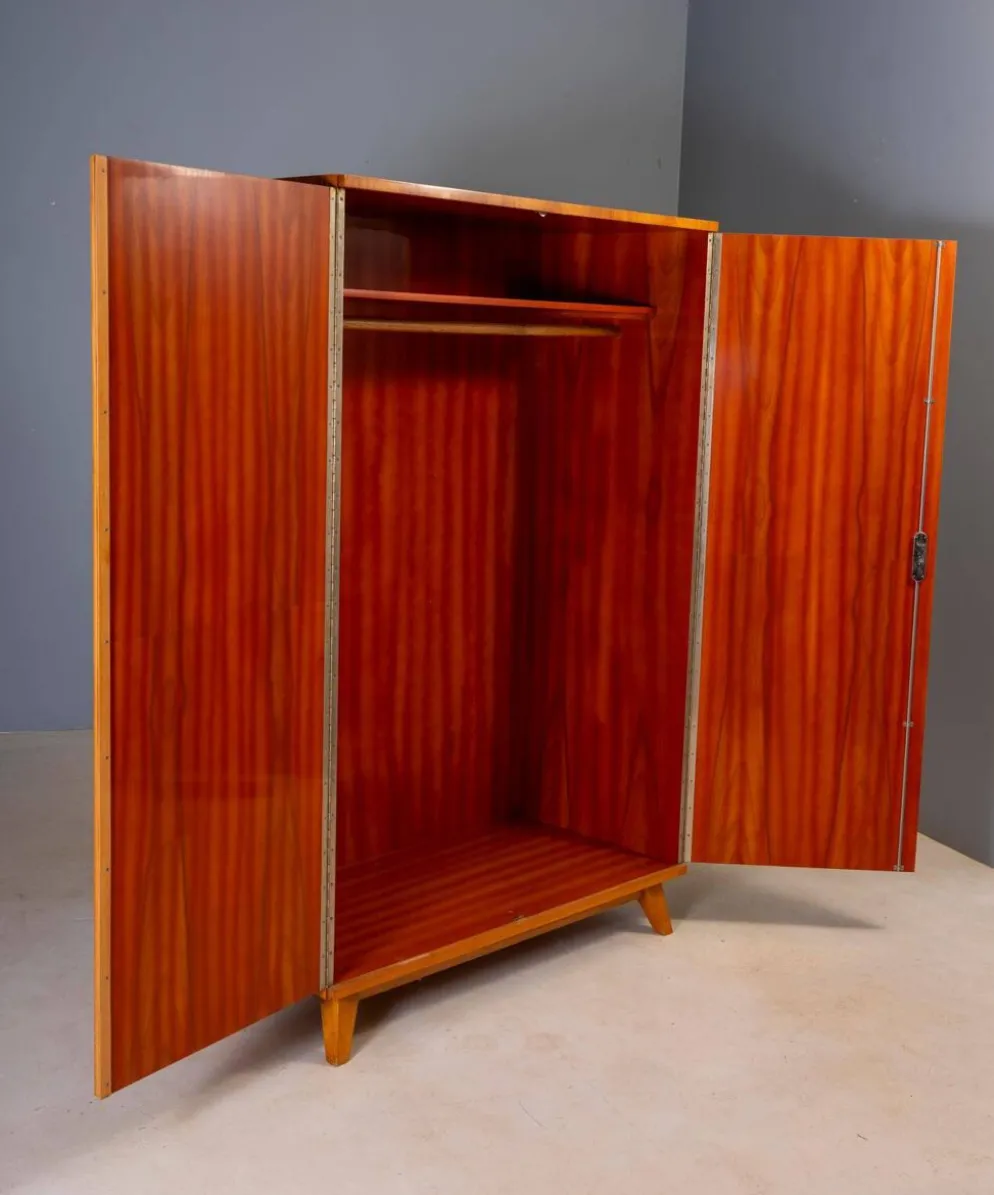 Armoire vintage du milieu du siècle, placage en bois de noyer, Tchécoslovaquie, 176 × 116 × 58 cm