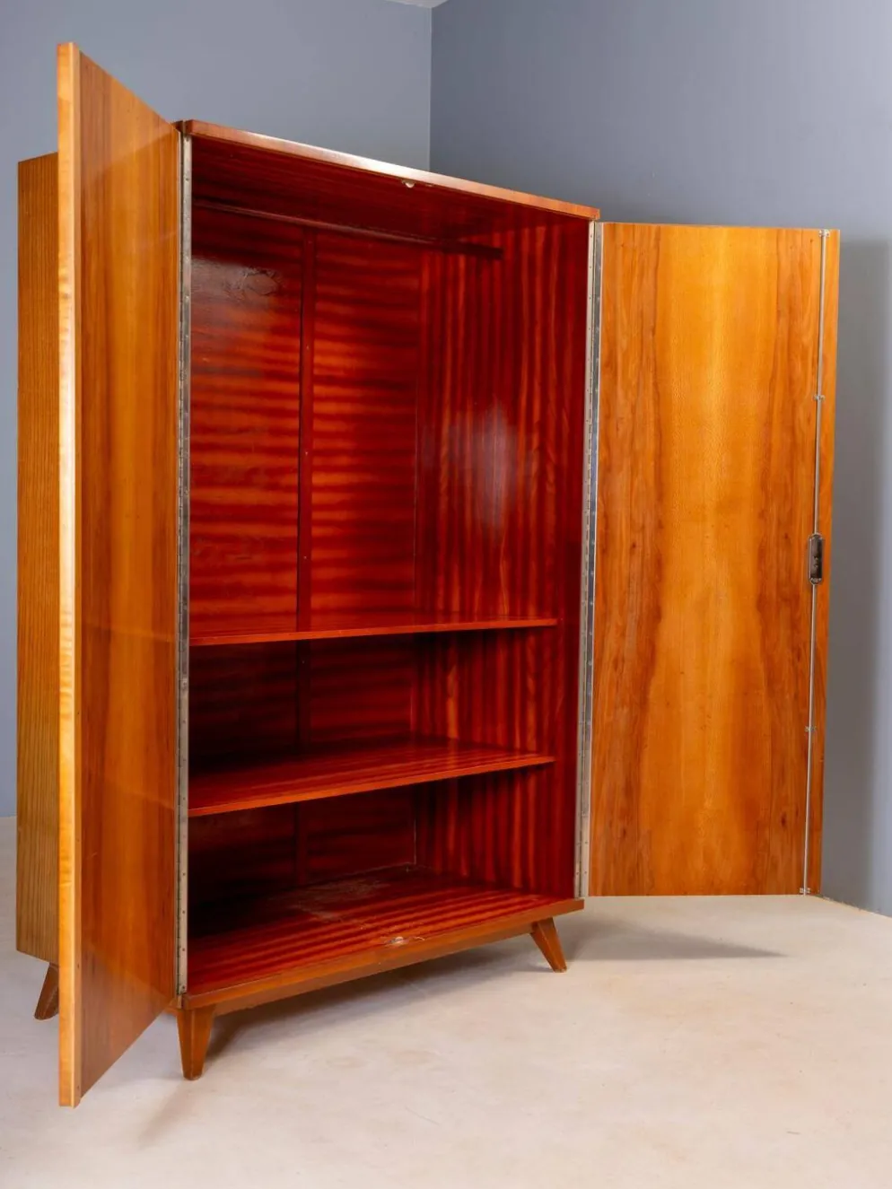 Armoire vintage du milieu du siècle, placage en bois de noyer, Tchécoslovaquie, 176 × 116 × 58 cm