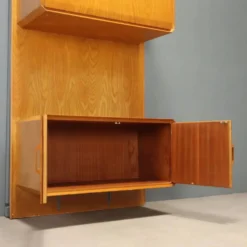 Armoire vintage en érable avec abattant, design Italie, années 1960
