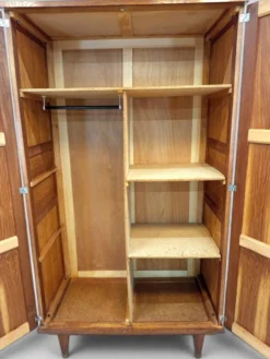 Armoire vintage à pieds compas en placage de chêne – Années 50