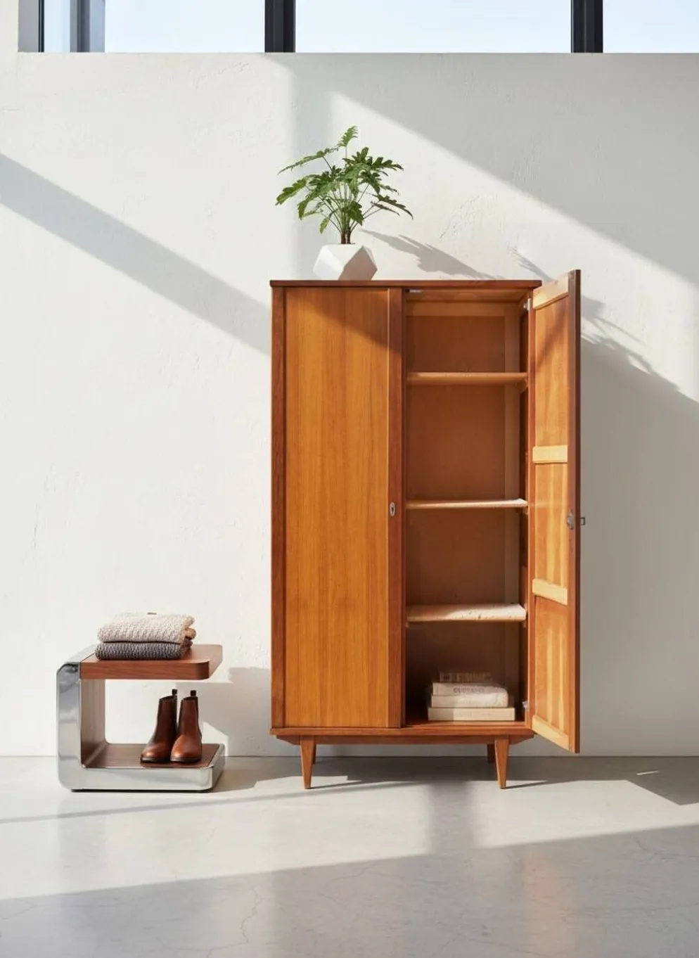 Armoire vintage à pieds compas en placage de chêne – Années 50