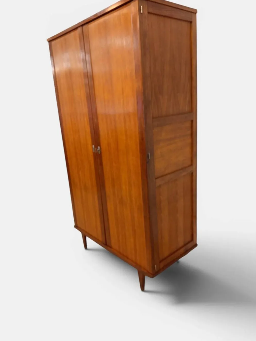 Armoire vintage à pieds compas en placage de chêne – Années 50