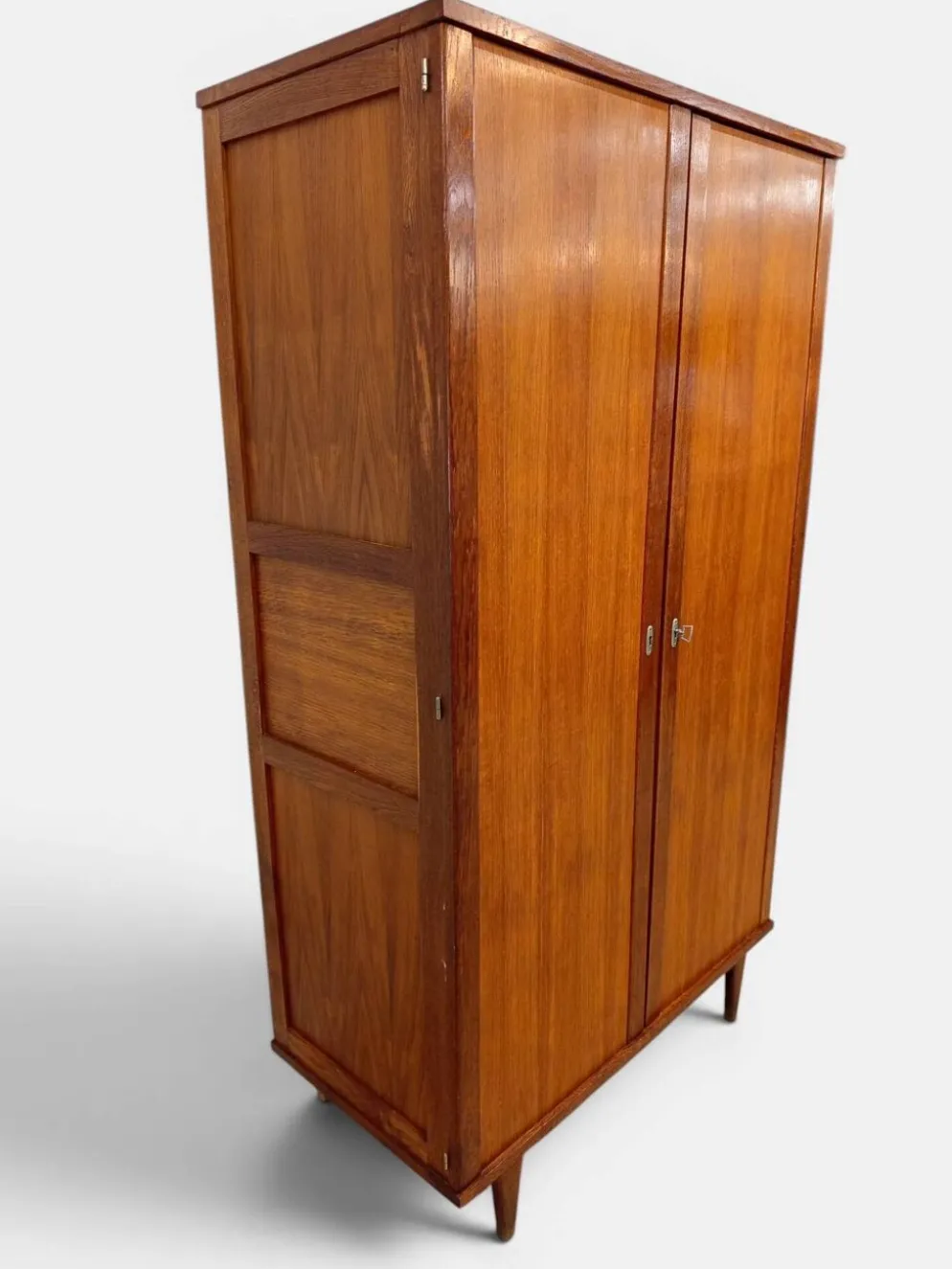 Armoire vintage à pieds compas en placage de chêne – Années 50