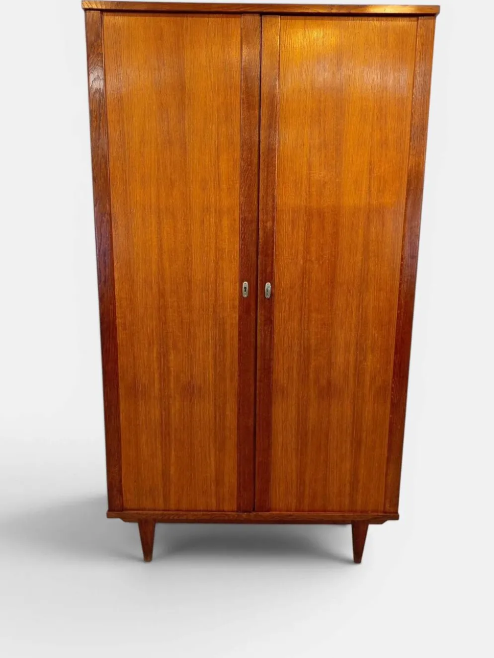 Armoire vintage à pieds compas en placage de chêne – Années 50