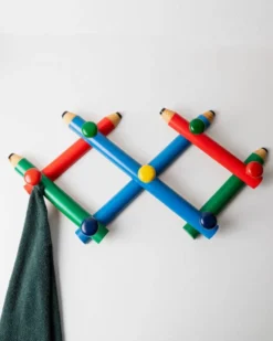 Armoire vintage Pierre Sala : bois peint, porte-crayon Memphis, extensible, bleu/rouge/vert, sept boutons.
