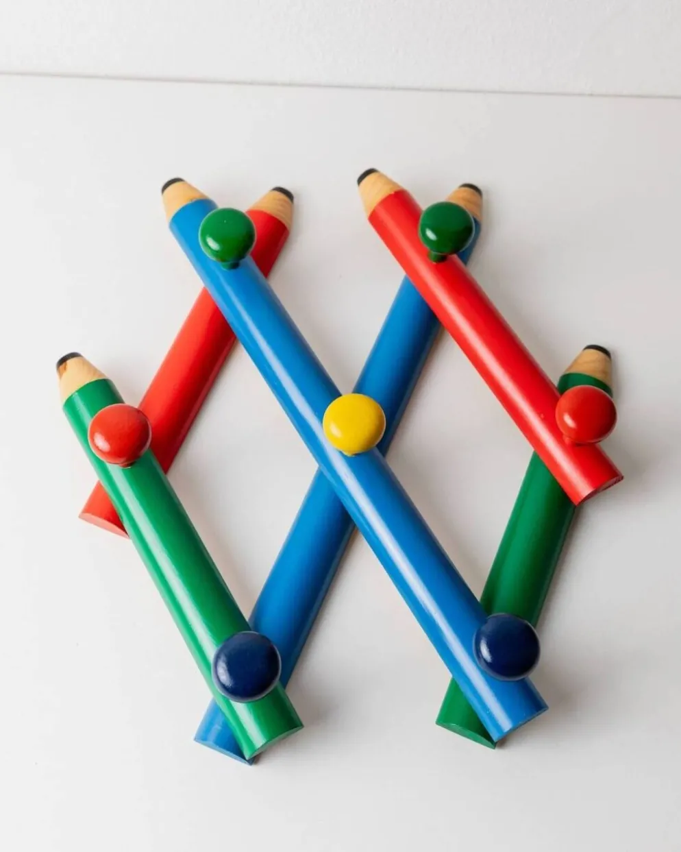 Armoire vintage Pierre Sala : bois peint, porte-crayon Memphis, extensible, bleu/rouge/vert, sept boutons.