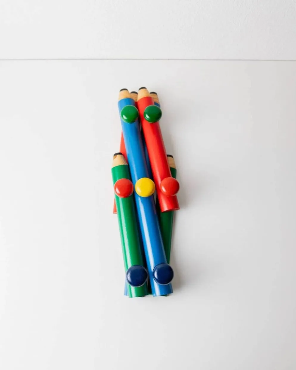 Armoire vintage Pierre Sala : bois peint, porte-crayon Memphis, extensible, bleu/rouge/vert, sept boutons.
