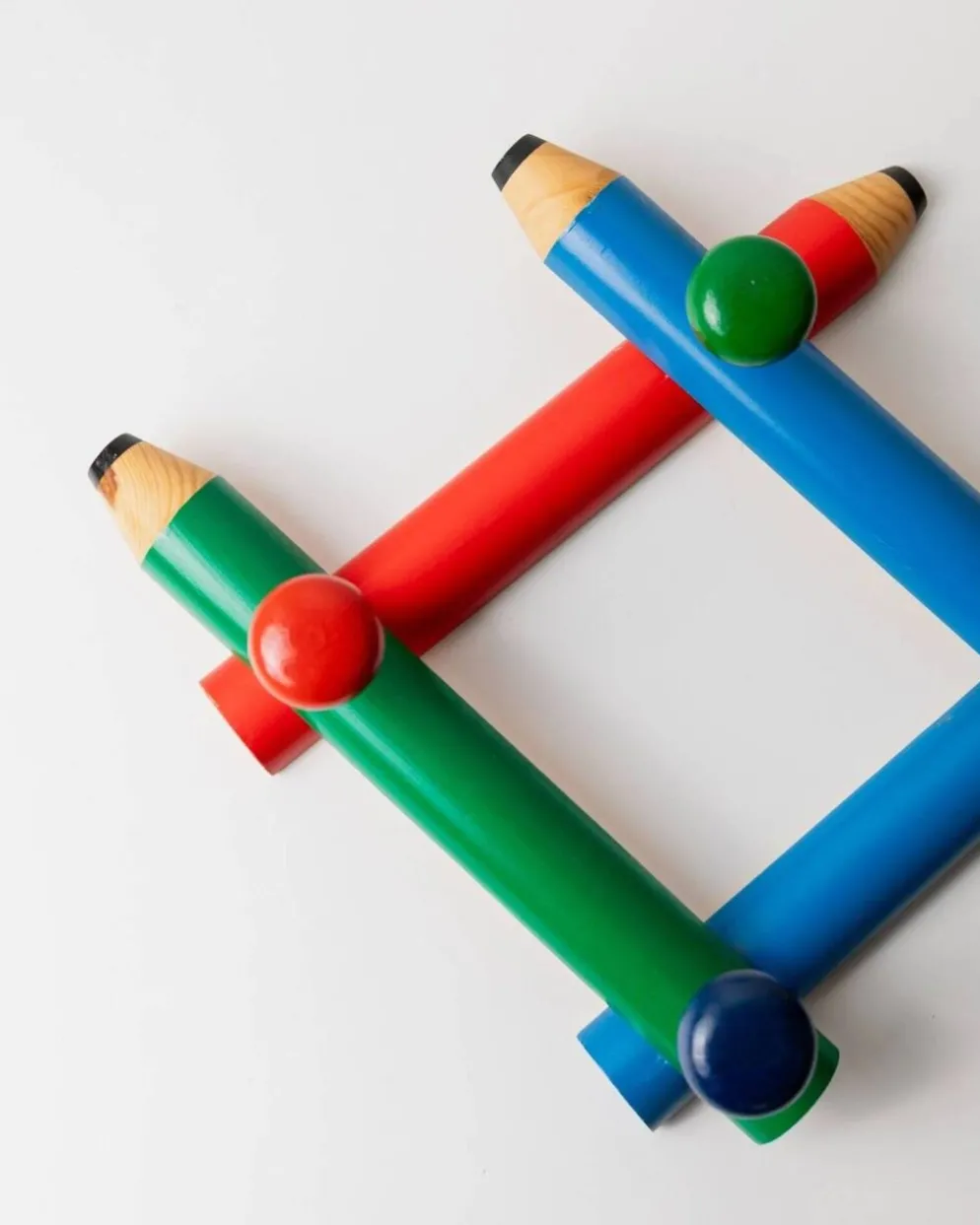 Armoire vintage Pierre Sala : bois peint, porte-crayon Memphis, extensible, bleu/rouge/vert, sept boutons.