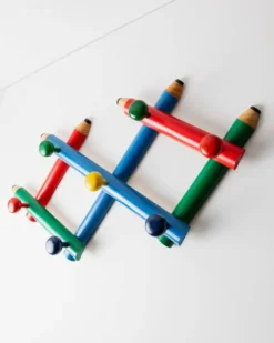 Armoire vintage Pierre Sala : bois peint, porte-crayon Memphis, extensible, bleu/rouge/vert, sept boutons.