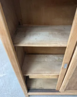 Armoire vintage à portes coulissantes (rénovée)